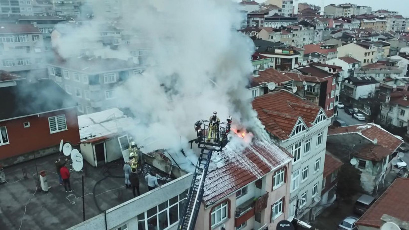 Gaziosmanpaşa'da binanın çatısı alev alev yandı - Resim: 2