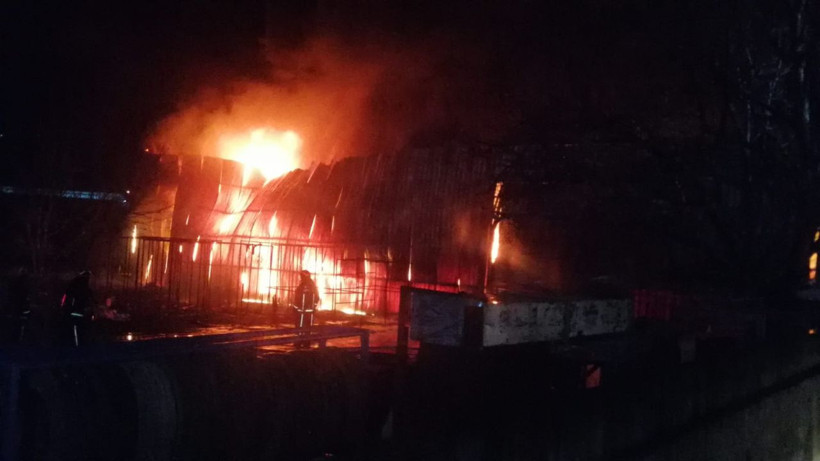 Bursa'daki yatak fabrikasının deposunda korkutan yangın - Resim: 1