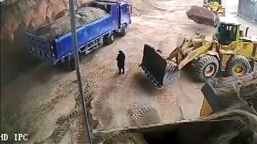 Çin'de kepçe operatörünün inanılmaz ihmali kadını da kepçeye aldı - Resim: 2