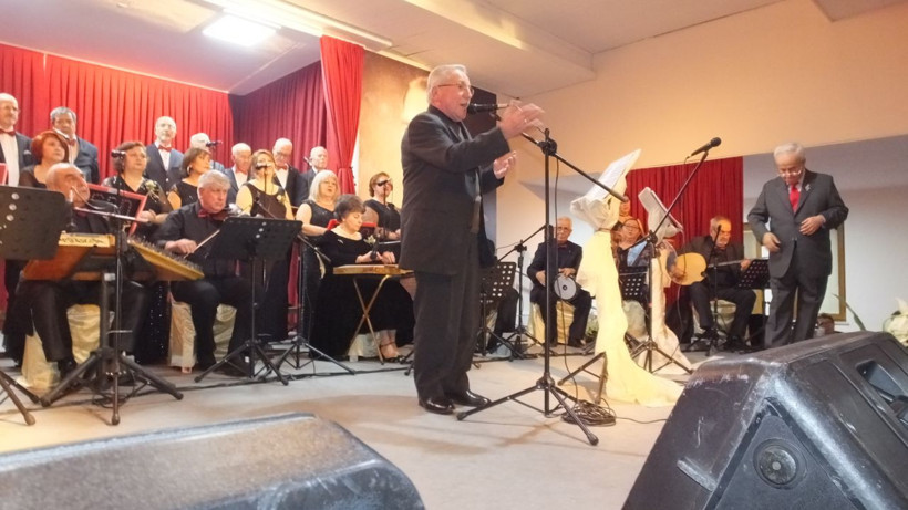 Tarlada çiftçi camide müezzin sahnede şarkıcı - Resim: 3