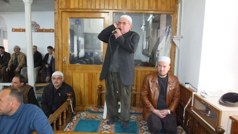 Tarlada çiftçi camide müezzin sahnede şarkıcı - Resim: 1