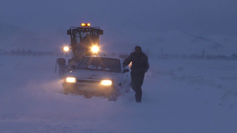 Ardahan'da şiddetli fırtına ve tipi: Onlarca araç mahsur kaldı! - Resim: 1