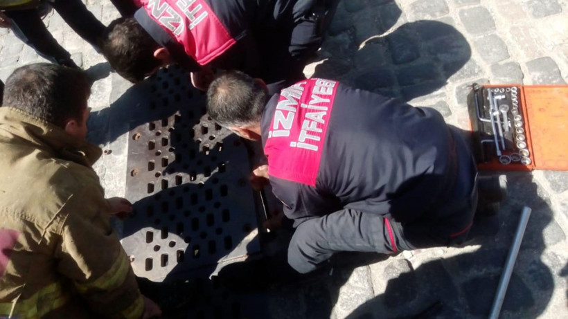 İzmir'de mazgala sıkışan adam itfaiyeyi alarma geçirdi - Resim: 2