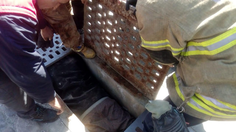 İzmir'de mazgala sıkışan adam itfaiyeyi alarma geçirdi - Resim: 1