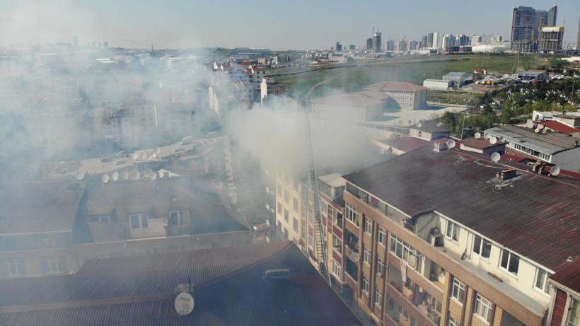 Esenyurt'ta korkutan çatı yangını havadan görüntülendi - Resim: 2