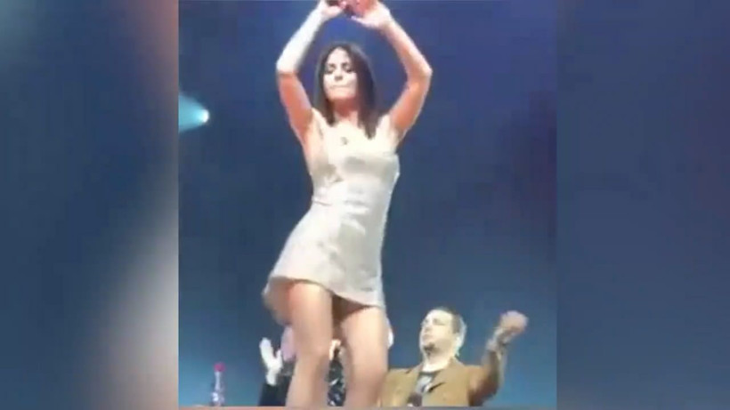 Beyaz Show'a katılan Simge seksi dansı ve süper minisiyle yürek hoplattı - Resim: 3