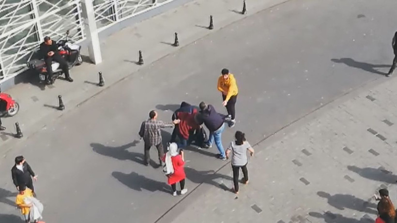 Taksim'de 'meydan' dayağı! İki sevgili arasında kavga çıktı - Resim: 3