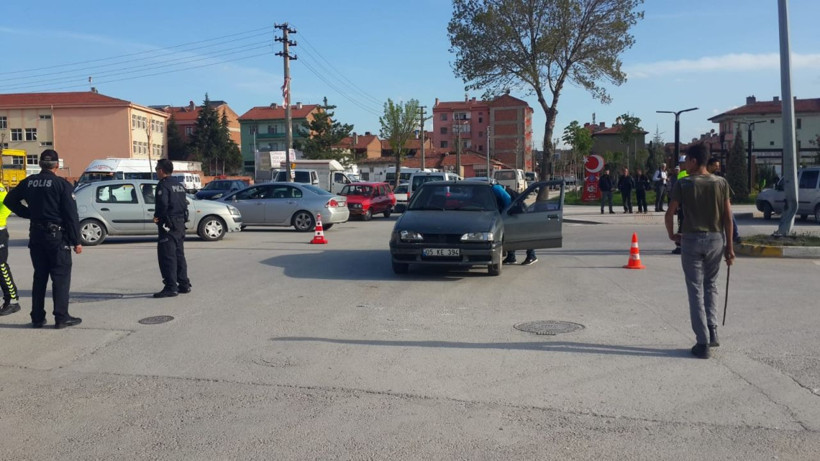Çorum'da kaza yapan otomobil seyyar satıcıların arasına daldı - Resim: 2