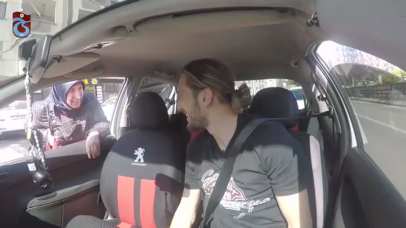 Trabzonsporlu Yusuf Yazıcı'nın bordo-mavi arabasıyla şehir turu - Resim: 4