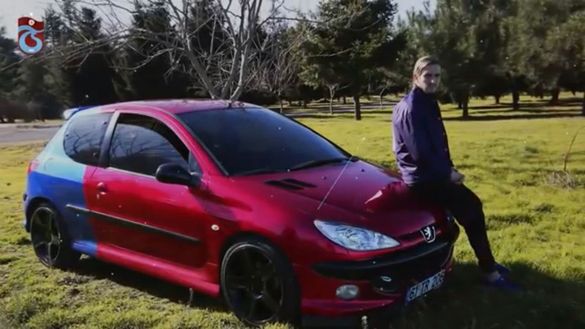 Trabzonsporlu Yusuf Yazıcı'nın bordo-mavi arabasıyla şehir turu - Resim: 2