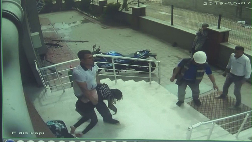 Yangında balkondan atlayan genç kızı böyle havada yakaladı - Resim: 4