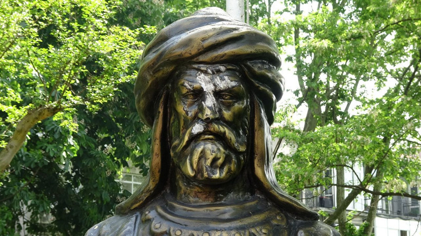 Maçka Parkı'nda eski Türk devleti liderlerinin büstlerine baltalı saldırı - Resim: 4