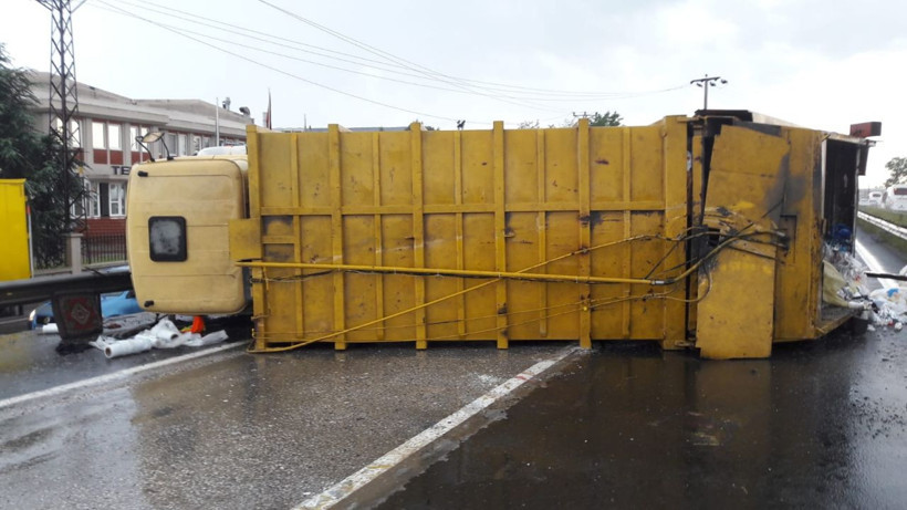 Çöp kamyonu ile hafif ticari araç çarpıştı: 2 yaralı - Resim: 2