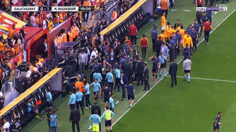 Galatasaray Başakşehir maçında saha karıştı - Resim: 4