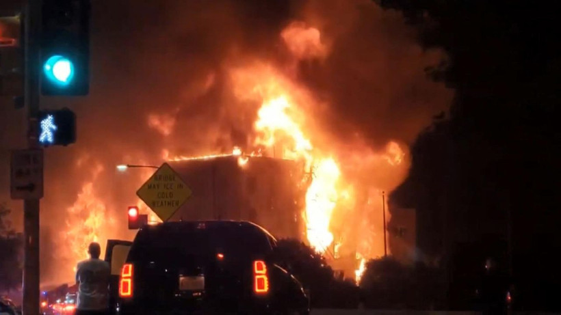 ABD’de 115 yıllık otel yangında kül oldu - Resim: 4