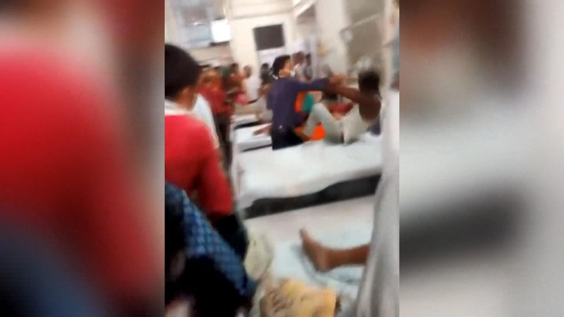 Doktor hastasını art arda tokatladı kıvranan hastayı böyle kurtardılar - Resim: 1