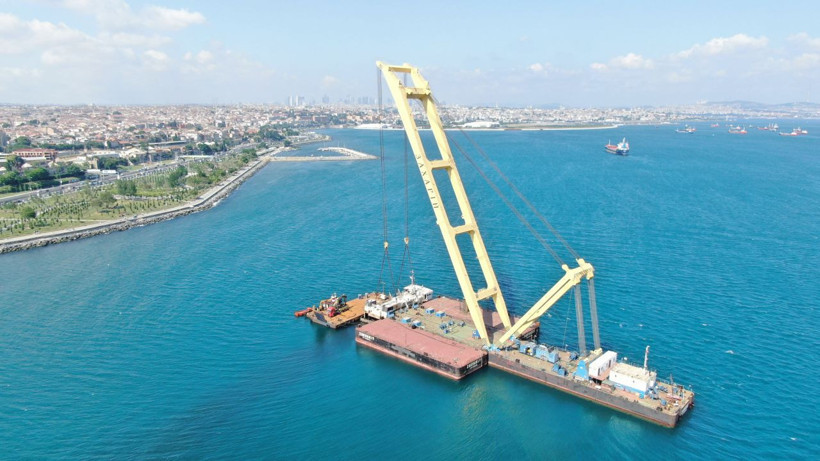 İstanbul'da batan 115 metrelik geminin arka bölümü sudan çıkarıldı - Resim: 1