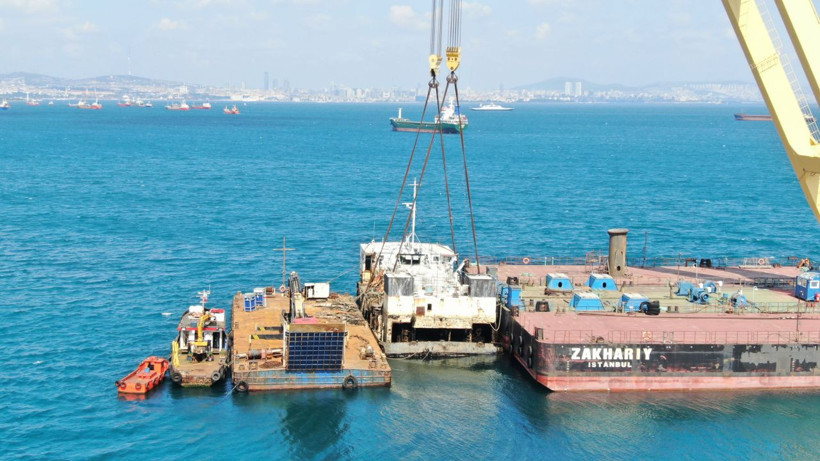 İstanbul'da batan 115 metrelik geminin arka bölümü sudan çıkarıldı - Resim: 4