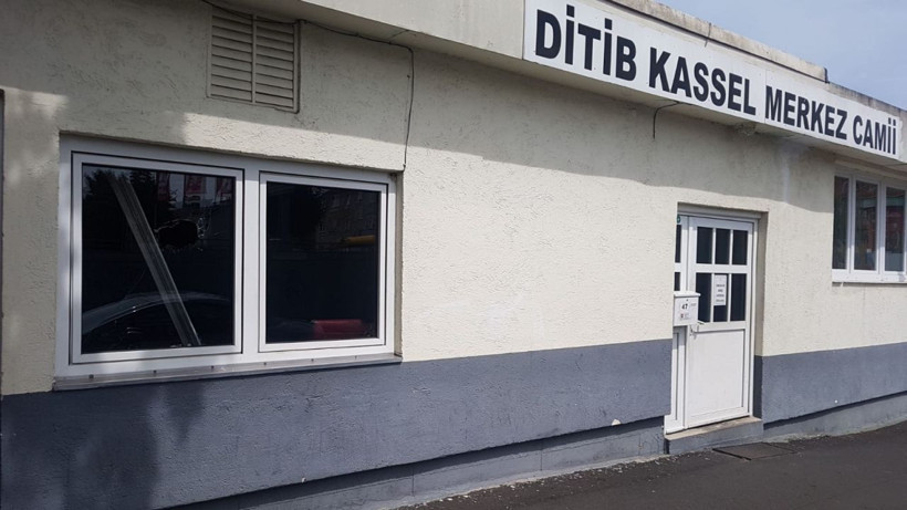 İslam'a iğrenç saldırı! Kuran sayfalarını yırtıp klozetin üzerine koydular - Resim: 2