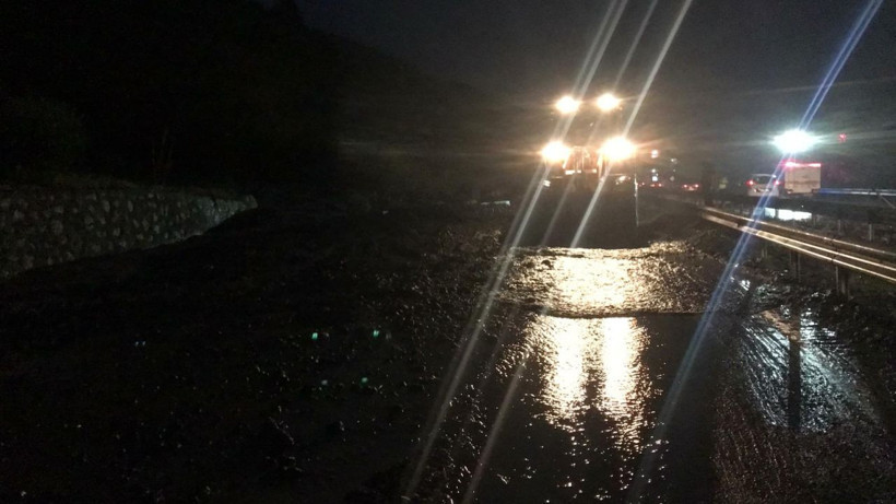 Manisa-İzmir yolu heyelan nedeniyle trafiğe kapandı - Resim: 1