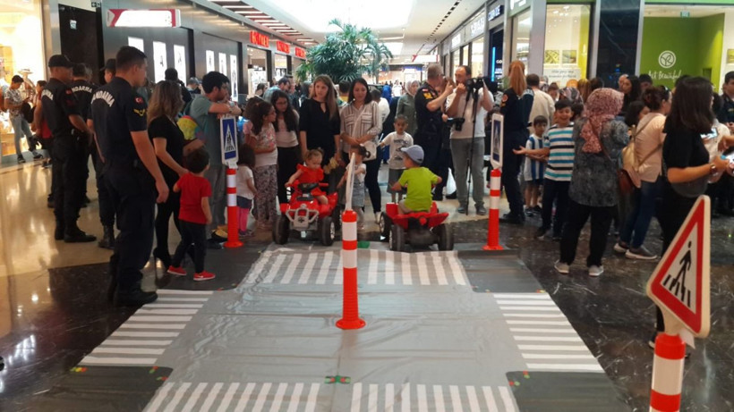 Jandarmadan ünlü futbolcularla tanıtım - Resim: 3