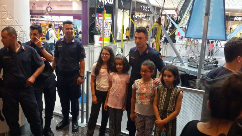 Jandarmadan ünlü futbolcularla tanıtım - Resim: 4