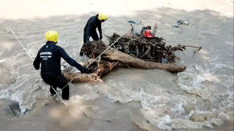 JAK'lardan Araklı'daki selde kaybolan 3 kişi için dikkat çeken çalışma - Resim: 2