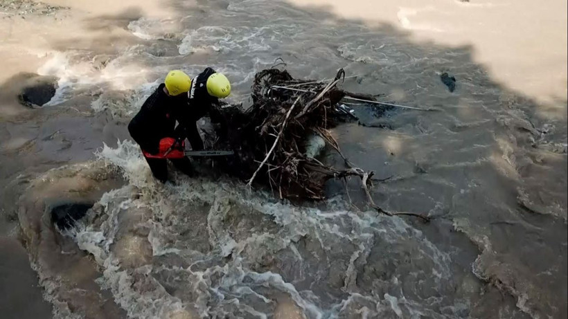 JAK'lardan Araklı'daki selde kaybolan 3 kişi için dikkat çeken çalışma - Resim: 3
