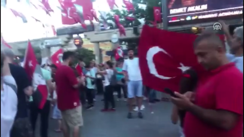 İstanbul'da seçim kutlamaları - Resim: 2