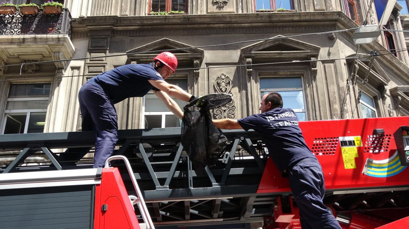 Martıyı kurtaran itfaiyecileri alkışladılar - Resim: 1
