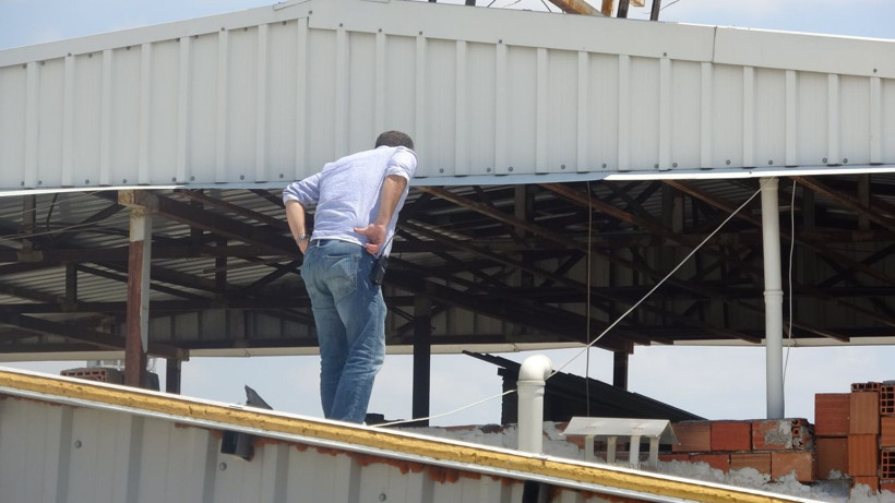 36 suç kaydı bulunan hırsız çatıya sıçradı ama polisten kaçamadı - Resim: 1