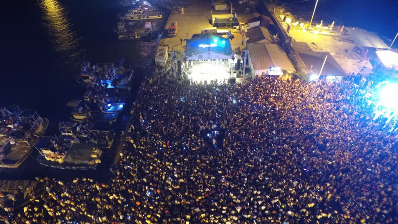 Aleyna Tilki Düzce'de hem alanı hem tekneleri doldurdu - Resim: 2