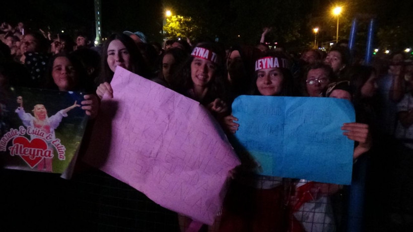 Aleyna Tilki Düzce'de hem alanı hem tekneleri doldurdu - Resim: 3