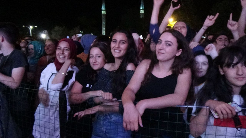 Aleyna Tilki Düzce'de hem alanı hem tekneleri doldurdu - Resim: 4