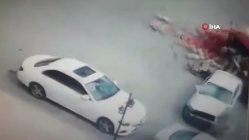 Malatya'da 6 kişinin yaralandığı kaza güvenlik kamerasına yansıdı - Resim: 2