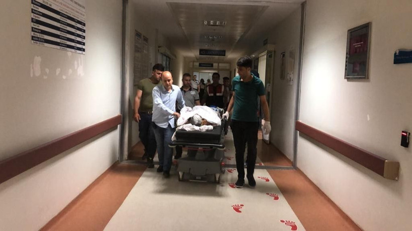 Yerde bulduğu cismi merakından kurcalarken elinde patladı! Ağır yaralandı - Resim: 1