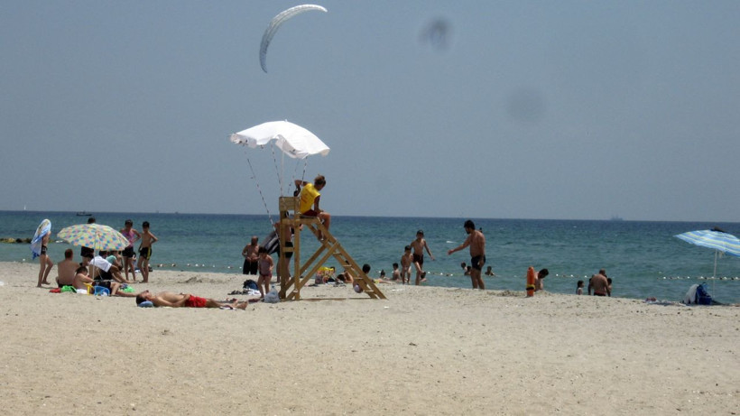 İstanbul'da vatandaşlar plaja akın etti - Resim: 2