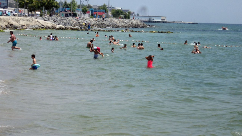 İstanbul'da vatandaşlar plaja akın etti - Resim: 3