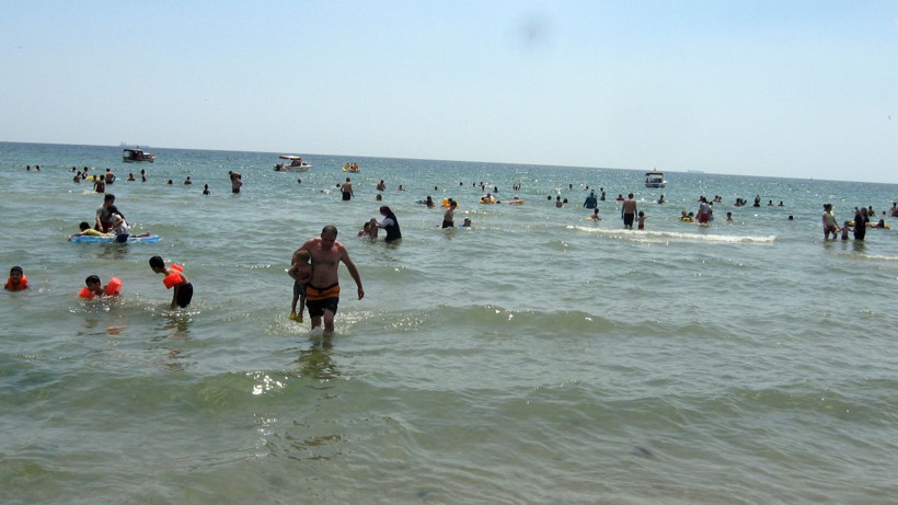 İstanbul'da vatandaşlar plaja akın etti - Resim: 4