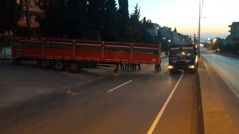 TIR askıda D-130 Karayolu kilitlendi - Resim: 4