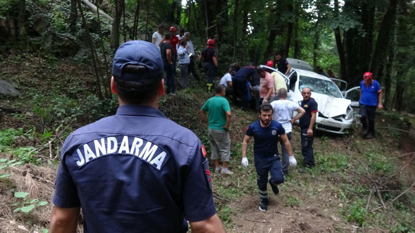 Kocaeli'de otomobil uçuruma yuvarlandı 1 ölü 4 yaralı - Resim: 1