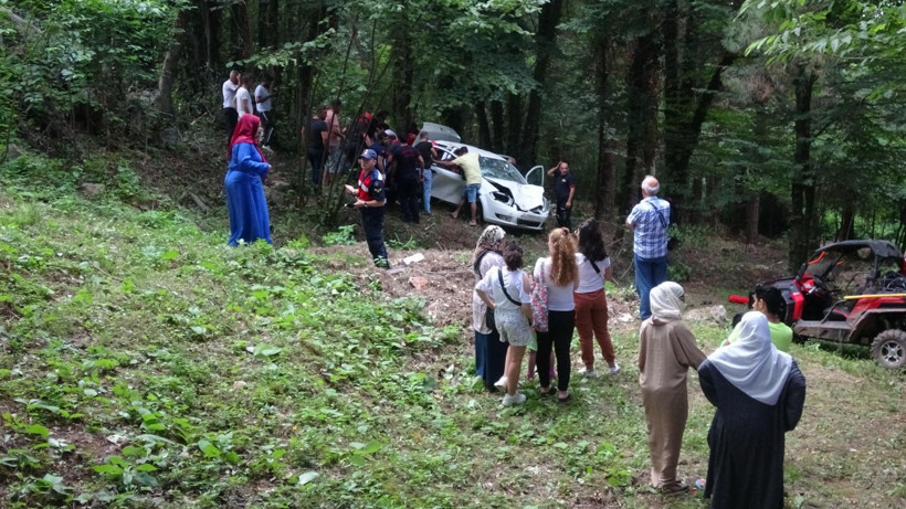 Kocaeli'de otomobil uçuruma yuvarlandı 1 ölü 4 yaralı - Resim: 3