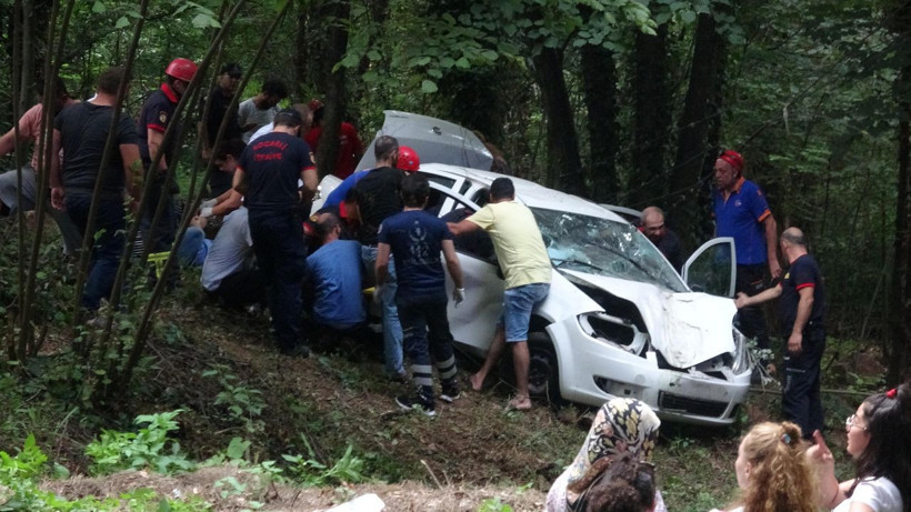 Kocaeli'de otomobil uçuruma yuvarlandı 1 ölü 4 yaralı - Resim: 4