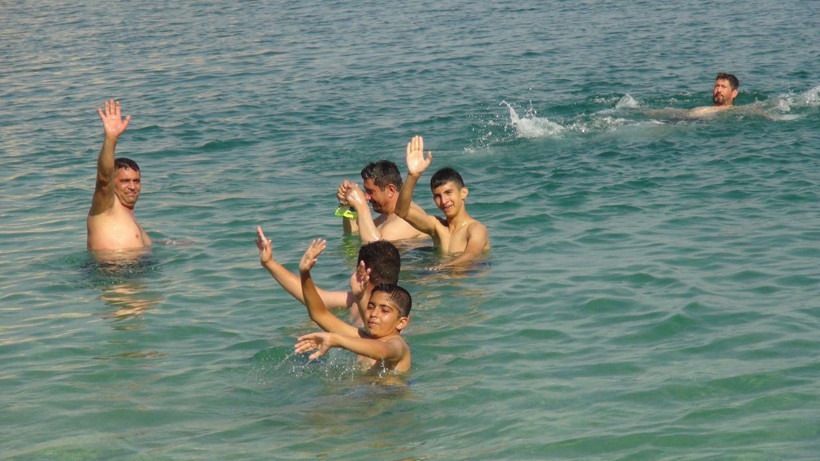 Sıcaktan bunalanlar kendini Van Gölü’nün serin sularına bırakıyor - Resim: 3