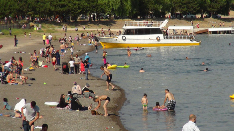 Sıcaktan bunalanlar kendini Van Gölü’nün serin sularına bırakıyor - Resim: 4