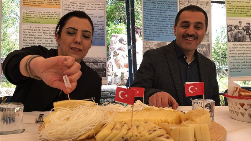 Kars'taki 'Anadolu Peynirleri Buluşması'nda 32 ilden gelen peynirler beğeniye sunuldu - Resim: 1