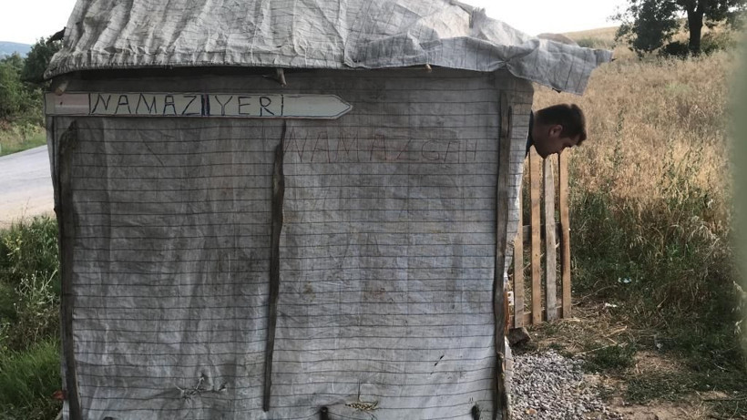 Yol kenarında bir çeşmenin yanında tek kişilik mescit - Resim: 2