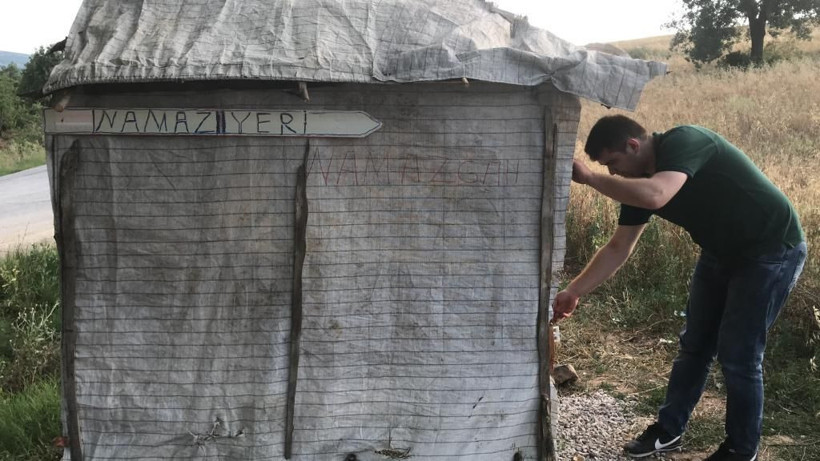 Yol kenarında bir çeşmenin yanında tek kişilik mescit - Resim: 3