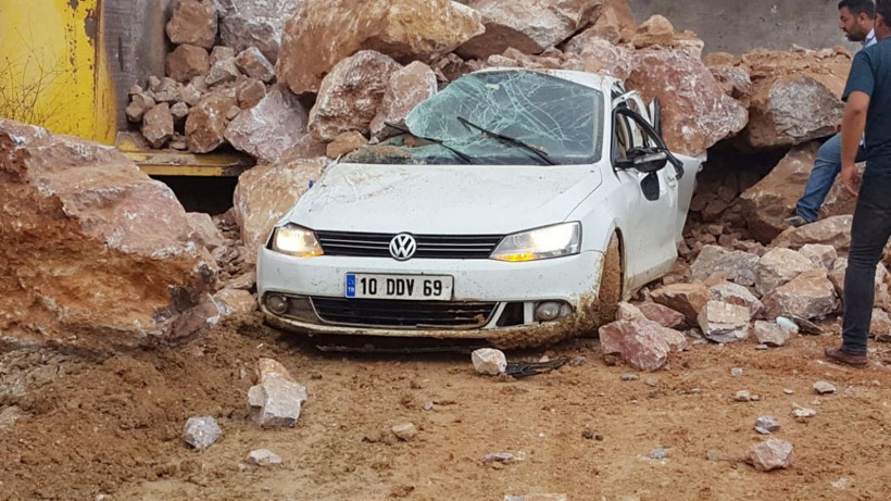 Kamyondan dökülen kayaların altında kaldı! Korkunç şekilde can verdi - Resim: 4