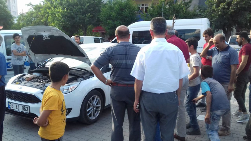 Kart'ta Park halindeki otomobile giren yılanı itfaiye çıkarttı - Resim: 3